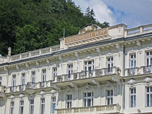 13. Juli 2013 - Rundgang durch Karlovy Vary - Karlsbad.GRANDHOTEL PUPP (1701) 
am Ufer der Teplá.