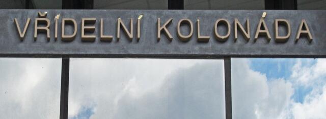 Karlovy Vary - Karlsbad
VŘÍDELNÍ KOLONÁDA
Sprudelkolonnade (1969–1975, Prof. Votruba).
Karlsbad besitzt 12 Quellen.
Die bekannteste und stärkste Quelle heißt:
Vřídlo, Sprudel.
72°C, Höhe 14 m, 
2000 Litern pro Minute.