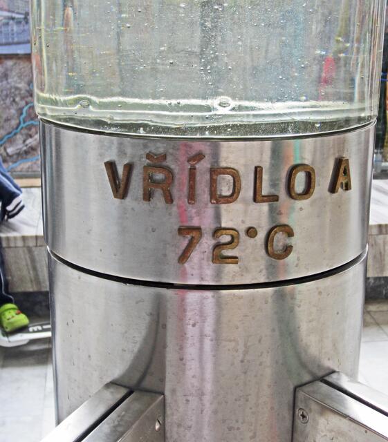 Karlovy Vary - Karlsbad
VŘÍDELNÍ KOLONÁDA
Sprudelkolonnade (1969–1975, Prof. Votruba).
Karlsbad besitzt 12 Quellen.
Vřídlo A - Sprudel.
72°C