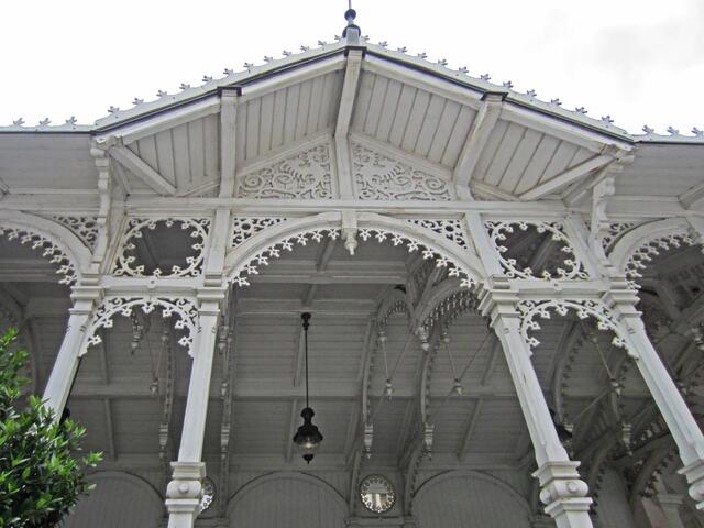 Karlovy Vary - Karlsbad
Marktkolonnade (1883, Fellner & Helmer)
Holzkonstruktion im schweizerischen Stil.