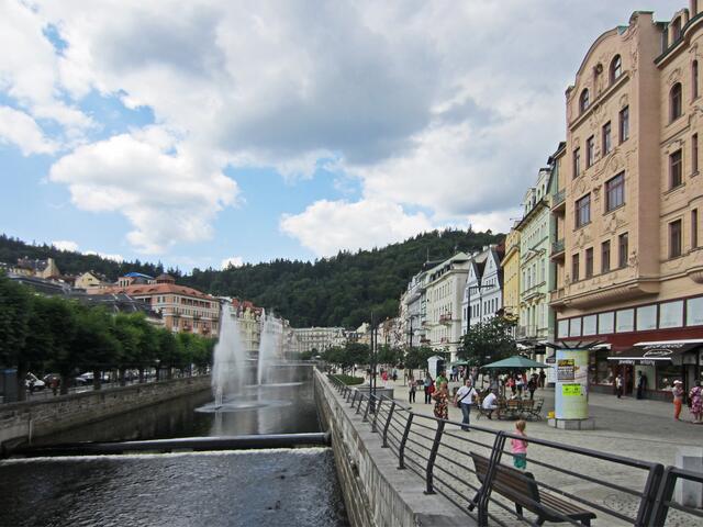 13. Juli 2013 - Rundgang durch Karlovy Vary - Karlsbad.
Karlovy Vary - Karlsbad liegt an der Mündung            der Teplá in die Eger.
Karl IV., böhmischer König und römisch-deutscher Kaiser, erhob die Stadt Vary 1370 zur Königstadt.