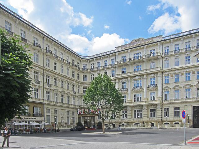 13. Juli 2013 - Rundgang durch Karlovy Vary - Karlsbad.GRANDHOTEL PUPP (1701) 
am Ufer der Teplá.