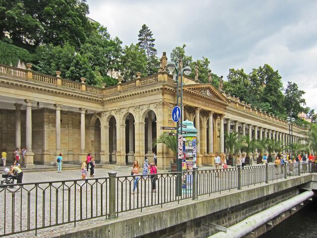 Karlovy Vary - Karlsbad
Die Mühlenkolonnade (1871 - 1881, Josef Zítek)
Quellen:
Rusalka 60°C
Skalní 53°C
Mlýnský 56°C
Libuše 62°C
Fürst Wenzel I (Kníže Václav I 65°C)
Fürsten Wenzel II (Kníže Václav II 58°C).
Die Attika der Kolonnade zieren zwölf Sandsteinstatuen, die einzelnen Monate des Jahres.