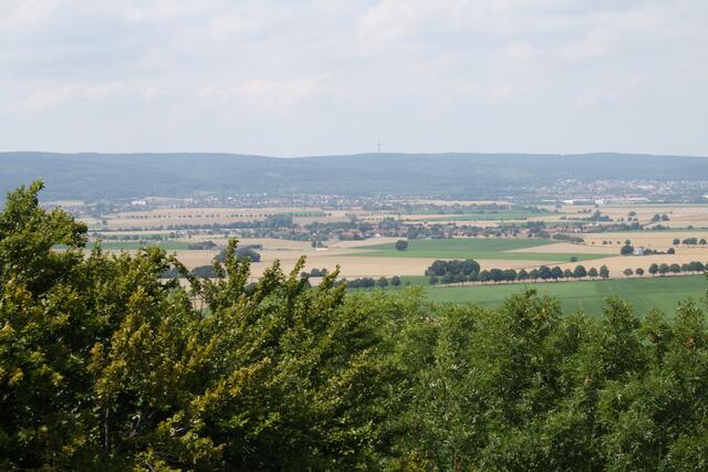 Blick vom Gehrdener Burgberg in Richtung Deister... als die Wallburg erbaut wurde sah es wohl hier etwas anders aus, zumindest gab es den Barsinghauser Fernsehturm noch nicht...