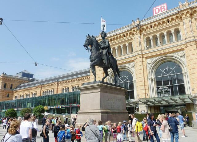 Treffpunkt unter dem Schwanz ...... -  Ernst August Platz.