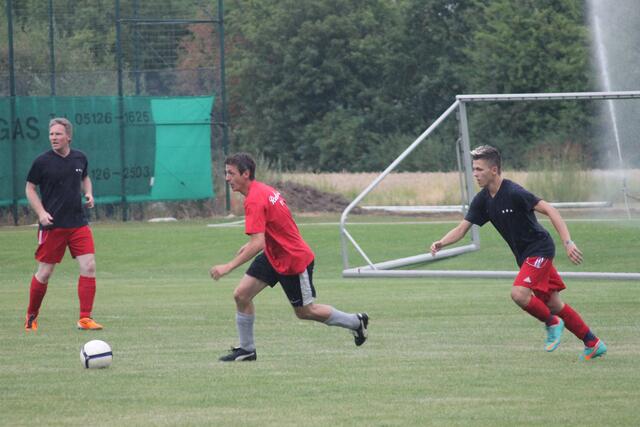 Ralf "Schlummi" Krumrich (rotes Trikot) setzt zum Sprint an!