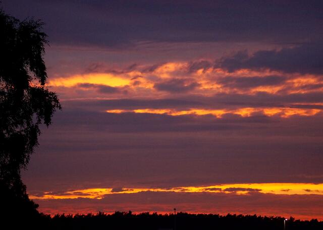 Doch es folgen faszinierende Sonnenuntergangsstimmungen... wie hier am Montagabend.