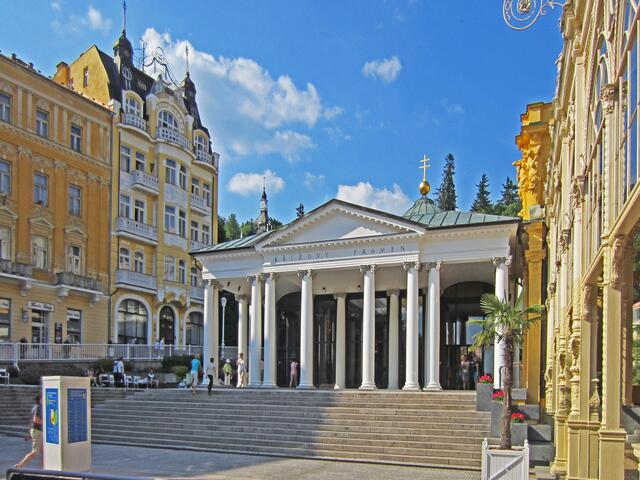 Mariánské Lázné - Marienbad - Tschechische Republik.
49° 57' 52" Nord, 12° 42' 7" Ost
Gegründet 1818.                                                       Kolonnaden und Fontäne.                                                Krížový pramen - Kreuzquelle (1749). 
Pavillon der Kreuzquelle.
Berühmteste und älteste Quelle.