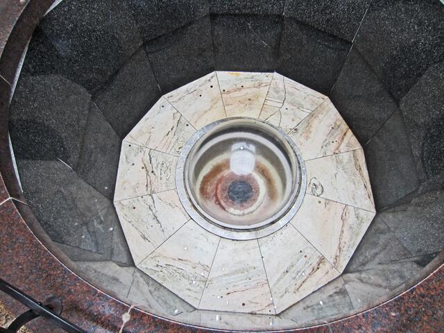 Mariánské Lázné - Marienbad - Tschechische Republik.
49° 57' 52" Nord, 12° 42' 7" Ost
Gegründet 1818.                                                       Kolonnaden und Fontäne.                                                Krížový pramen - Kreuzquelle (1749). 
Pavillon der Kreuzquelle.
Berühmteste und älteste Quelle.