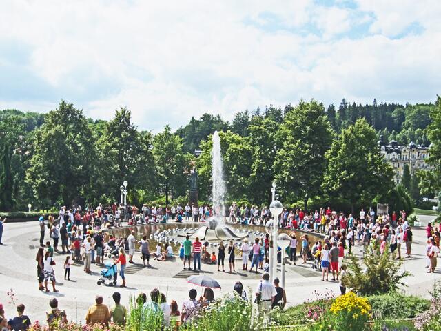 Mariánské Lázné - Marienbad - Tschechische Republik.
49° 57' 52" Nord, 12° 42' 7" Ost
Gegründet 1818.                                                       Kolonnaden und Fontäne.
