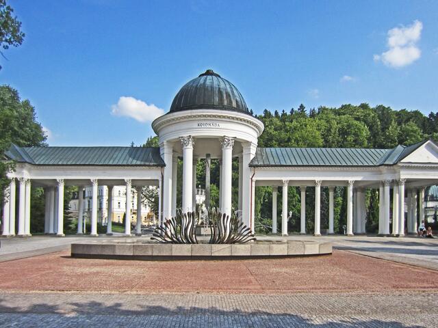Karolinin pramen - Karolinaquelle(1869).
Kolonnade der Karolinaquelle.                                  
Mariánské Lázné - Marienbad - Tschechische Republik.
49° 57' 52" Nord, 12° 42' 7" Ost
Gegründet 1818.