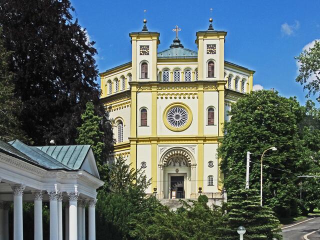 Mariánské Lázně - Marienbad. 
Die römisch-katholische Dekanatskirche                           Mariä Himmelfahrt. (1844-1848).
Neubyzantinischen Baustil.
Achteckiger Grundriss.