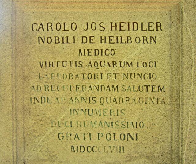 Mariánské Lázně - Marienbad. 
Obelisk für Dr. Karl Josef Heidler.
„Dem hochverdienten Dr. Karl Josef Heidler, Edlen von Heilborn, die dankbaren Polen 1858.“ 
Dr. Karl Josef Heidler war von 1818–1858 in Marienbad als Arzt tätig.
