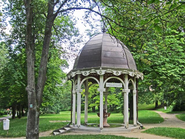 Mariánské Lázně - Marienbad.
Park Alfred-Alexandra.                                                               Pramen Alexandra - Alexandraquelle (1873).