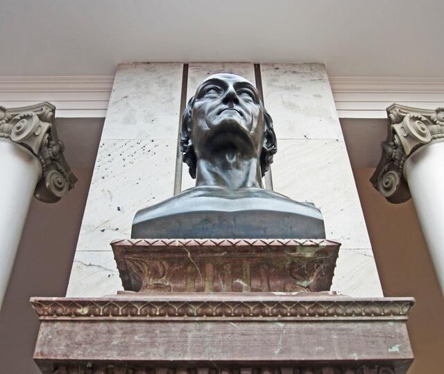 Klosterarzt Dr. Johann Josef Nehr (1757-1820).
Mariánské Lázné - Marienbad - Tschechische Republik.
49° 57' 52" Nord, 12° 42' 7" Ost
Gegründet 1818.                                                       Kolonnaden und Fontäne.                                                Krížový pramen - Kreuzquelle (1749). 
Pavillon der Kreuzquelle.
Berühmteste und älteste Quelle.