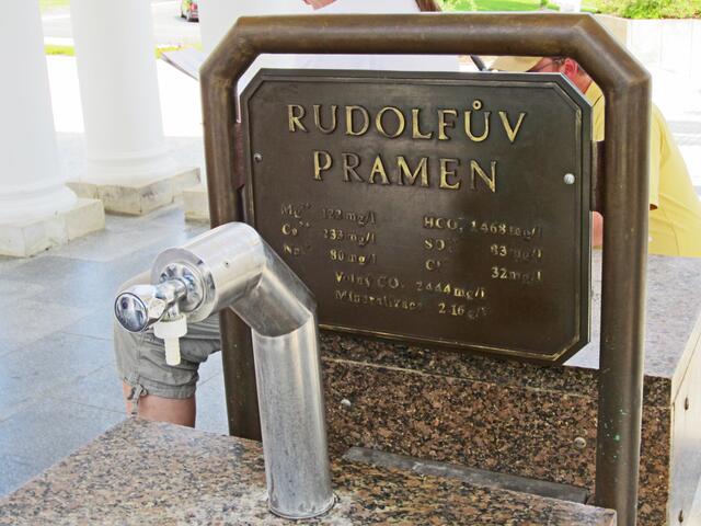 Rufolfuv pramen.
Kolonnade der Karolinaquelle (1869).
Mariánské Lázné - Marienbad - Tschechische Republik.
49° 57' 52" Nord, 12° 42' 7" Ost
Gegründet 1818.