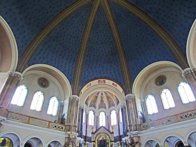 Mariánské Lázně - Marienbad. 
Die römisch-katholische Dekanatskirche                           Mariä Himmelfahrt. (1844-1848).
Neubyzantinischen Baustil.
Achteckiger Grundriss.
