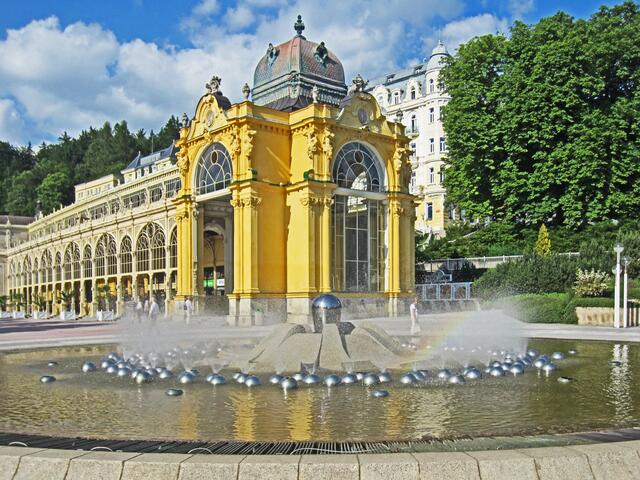 Mariánské Lázné - Marienbad - Tschechische Republik.
49° 57' 52" Nord, 12° 42' 7" Ost
Gegründet 1818.                                                       Kolonnaden und Fontäne.