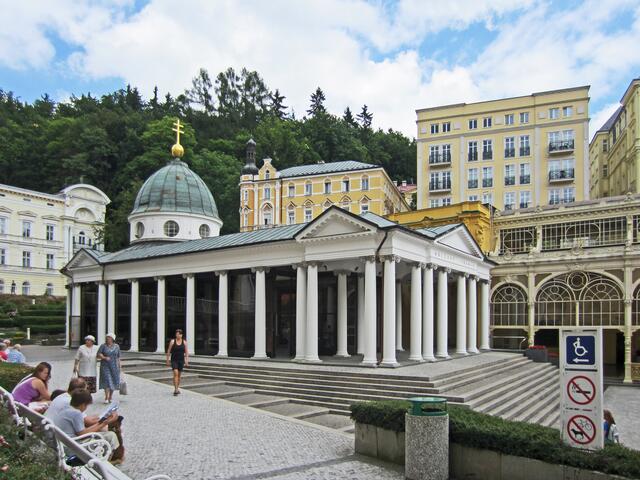 Mariánské Lázné - Marienbad - Tschechische Republik.
49° 57' 52" Nord, 12° 42' 7" Ost
Gegründet 1818.                                                       Kolonnaden und Fontäne.                                                Krížový pramen - Kreuzquelle (1749). 
Pavillon der Kreuzquelle.
Berühmteste und älteste Quelle.