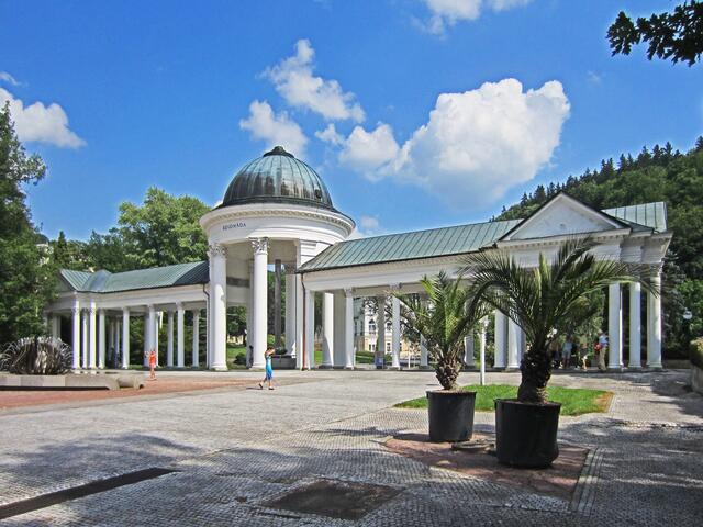 Karolinin pramen - Karolinaquelle(1869).
Kolonnade der Karolinaquelle.
Mariánské Lázné - Marienbad - Tschechische Republik.
49° 57' 52" Nord, 12° 42' 7" Ost
Gegründet 1818.