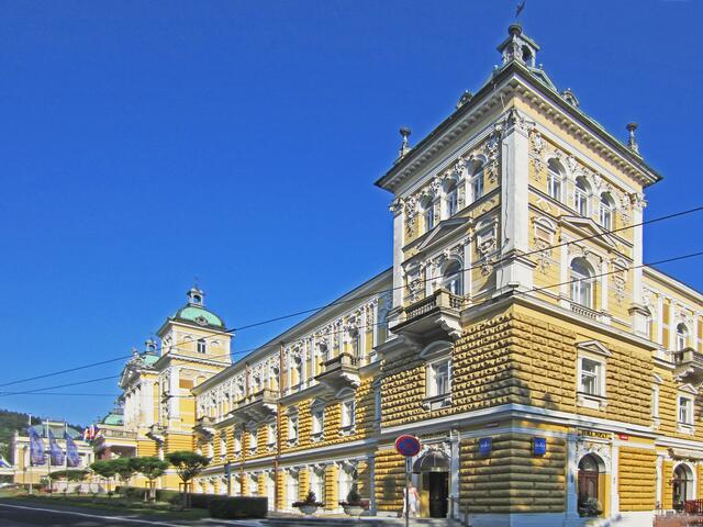 Mariánské Lázně - Marienbad. 
Hotel Nové Lázně (1896) 
Die Mineralquelle befindet sich direkt im Hotel!
Nové Lázně - Kurhotel (Neubad)*****
Centrální Lázně (Zentralbad)**** 
Maria Spa Courtyard****.
Ältestes Moorbad Europas.
Original Römisches Bad.