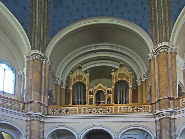 Mariánské Lázně - Marienbad. 
Die römisch-katholische Dekanatskirche                           Mariä Himmelfahrt. (1844-1848).
Neubyzantinischen Baustil.
Achteckiger Grundriss.