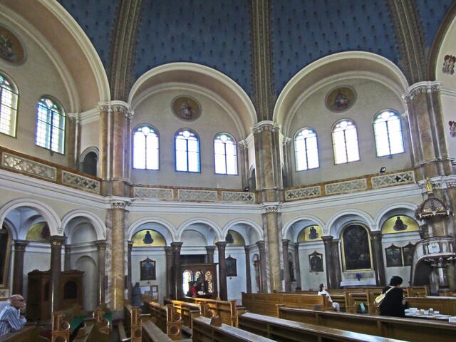 Mariánské Lázně - Marienbad. 
Die römisch-katholische Dekanatskirche                           Mariä Himmelfahrt. (1844-1848).
Neubyzantinischen Baustil.
Achteckiger Grundriss.