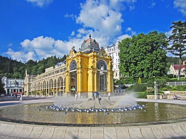 Mariánské Lázné - Marienbad - Tschechische Republik.
49° 57' 52" Nord, 12° 42' 7" Ost
Gegründet 1818.                                                       Kolonnaden und Fontäne.