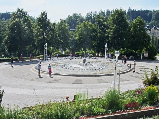 Mariánské Lázné - Marienbad - Tschechische Republik.
49° 57' 52" Nord, 12° 42' 7" Ost
Gegründet 1818.                                                       Kolonnaden und Fontäne.