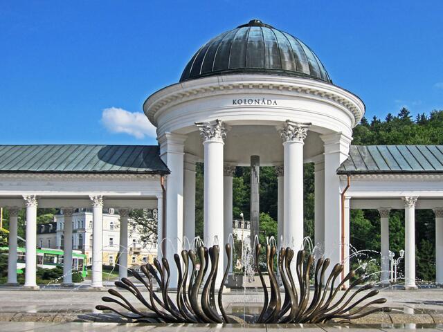 Karolinin pramen - Karolinaquelle(1869).
Kolonnade der Karolinaquelle.                                  
Mariánské Lázné - Marienbad - Tschechische Republik.
49° 57' 52" Nord, 12° 42' 7" Ost
Gegründet 1818.