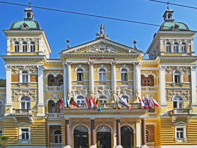 Mariánské Lázně - Marienbad. 
Hotel Nové Lázně (1896) 
Die Mineralquelle befindet sich direkt im Hotel!
Nové Lázně - Kurhotel (Neubad)*****
Centrální Lázně (Zentralbad)**** 
Maria Spa Courtyard****.
Ältestes Moorbad Europas.
Original Römisches Bad.