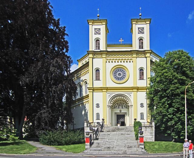 Mariánské Lázně - Marienbad. 
Die römisch-katholische Dekanatskirche                           Mariä Himmelfahrt. (1844-1848).
Neubyzantinischen Baustil.
Achteckiger Grundriss.