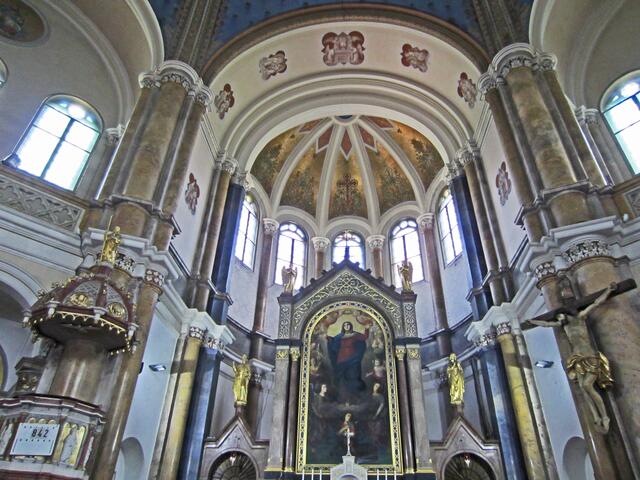 Mariánské Lázně - Marienbad. 
Die römisch-katholische Dekanatskirche                           Mariä Himmelfahrt. (1844-1848).
Neubyzantinischen Baustil.
Achteckiger Grundriss.