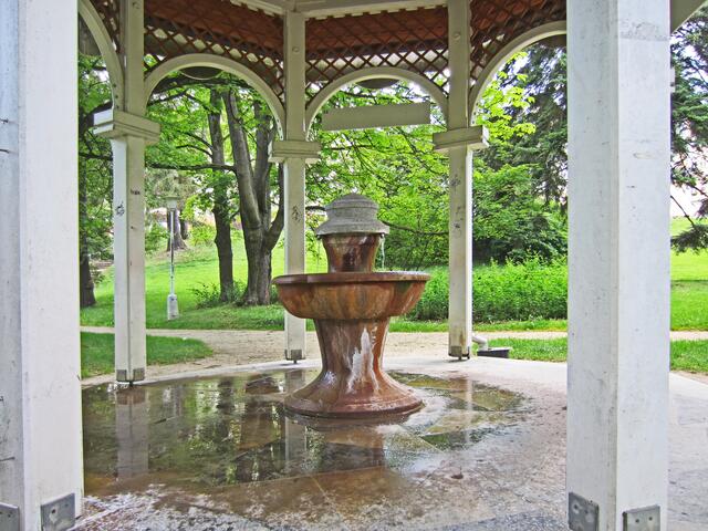 Mariánské Lázně - Marienbad.
Park Alfred-Alexandra.                                                               Pramen Alexandra - Alexandraquelle (1873).