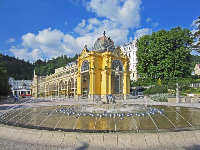 Mariánské Lázné - Marienbad - Tschechische Republik.
49° 57' 52" Nord, 12° 42' 7" Ost
Gegründet 1818.                                                       Kolonnaden und Fontäne.