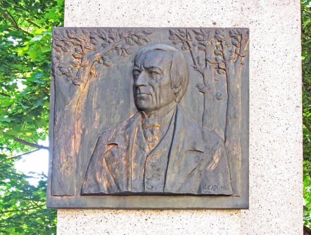 Architekt Václav Skalník (1779–1861),
gestaltete Parkanlagen und Wanderwege.
Mariánské Lázné - Marienbad - Tschechische Republik.
49° 57' 52" Nord, 12° 42' 7" Ost
Gegründet 1818.