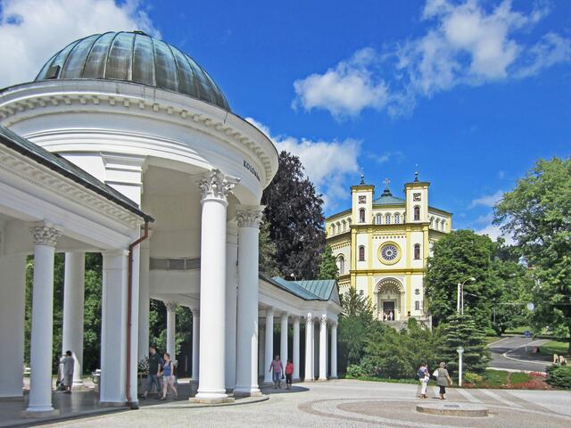 Karolinin pramen - Karolinaquelle(1869).
Kolonnade der Karolinaquelle.                                  
Mariánské Lázné - Marienbad - Tschechische Republik.
49° 57' 52" Nord, 12° 42' 7" Ost
Gegründet 1818.