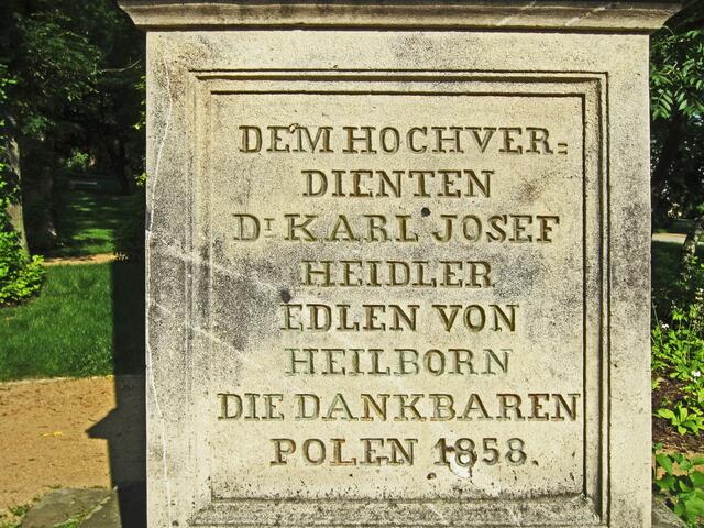 Mariánské Lázně - Marienbad. 
Obelisk für Dr. Karl Josef Heidler.
„Dem hochverdienten Dr. Karl Josef Heidler, Edlen von Heilborn, die dankbaren Polen 1858.“ 
Dr. Karl Josef Heidler war von 1818–1858 in Marienbad als Arzt tätig.