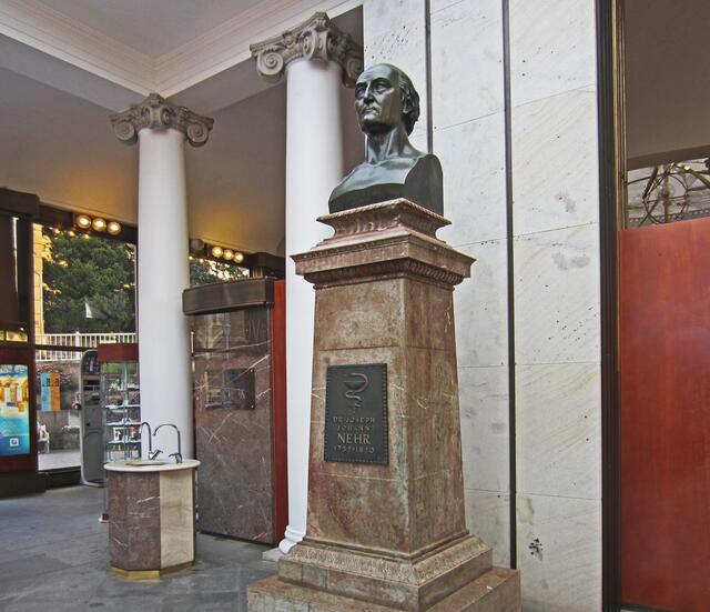 Klosterarzt Dr. Johann Josef Nehr (1757-1820).
Mariánské Lázné - Marienbad - Tschechische Republik.
49° 57' 52" Nord, 12° 42' 7" Ost
Gegründet 1818.                                                       Kolonnaden und Fontäne.                                                Krížový pramen - Kreuzquelle (1749). 
Pavillon der Kreuzquelle.
Berühmteste und älteste Quelle.