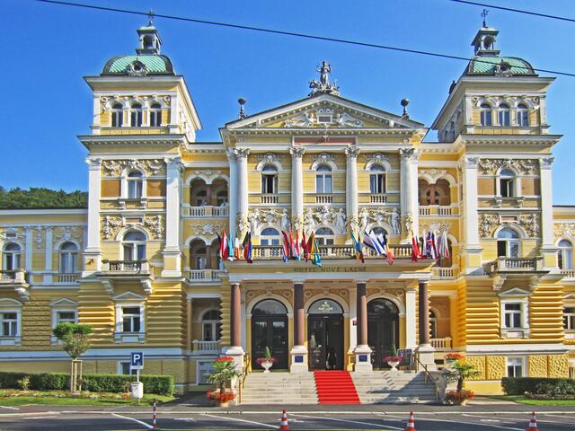 Mariánské Lázně - Marienbad. 
Hotel Nové Lázně (1896) 
Die Mineralquelle befindet sich direkt im Hotel!
Nové Lázně - Kurhotel (Neubad)*****
Centrální Lázně (Zentralbad)**** 
Maria Spa Courtyard****.
Ältestes Moorbad Europas.
Original Römisches Bad.
