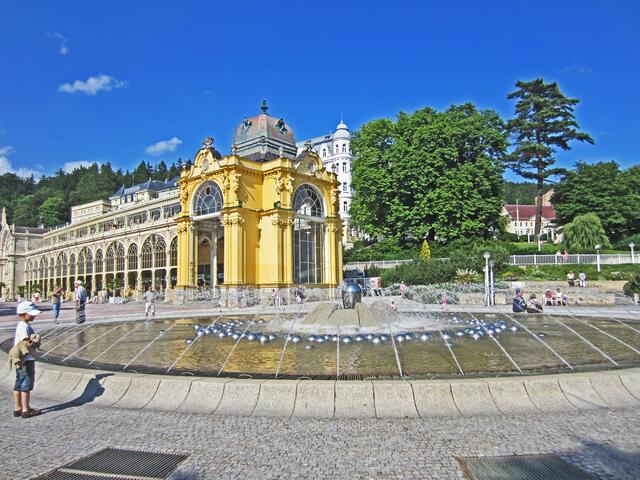 Mariánské Lázné - Marienbad - Tschechische Republik.
49° 57' 52" Nord, 12° 42' 7" Ost
Gegründet 1818.                                                       Kolonnaden und Fontäne.