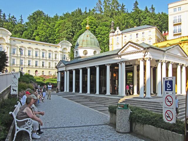 Mariánské Lázné - Marienbad - Tschechische Republik.
49° 57' 52" Nord, 12° 42' 7" Ost
Gegründet 1818.                                                       Kolonnaden und Fontäne.                                                Krížový pramen - Kreuzquelle (1749). 
Pavillon der Kreuzquelle.
Berühmteste und älteste Quelle.