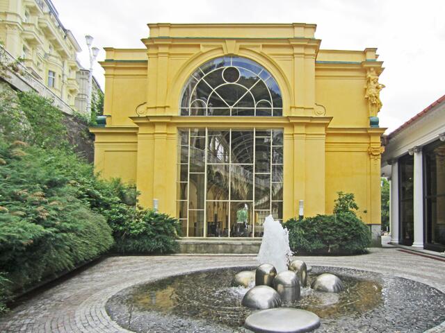 Mariánské Lázné - Marienbad - Tschechische Republik.
49° 57' 52" Nord, 12° 42' 7" Ost
Gegründet 1818.                                                       Kolonnaden und Fontäne.