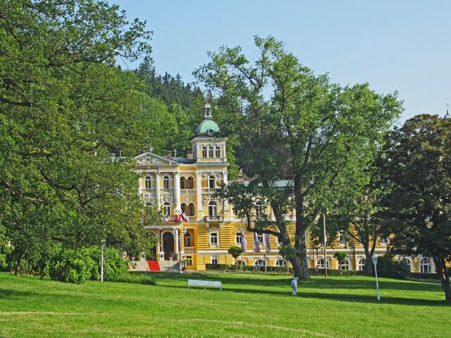 Mariánské Lázně - Marienbad. 
Hotel Nové Lázně (1896) 
Die Mineralquelle befindet sich direkt im Hotel!
Nové Lázně - Kurhotel (Neubad)*****
Centrální Lázně (Zentralbad)**** 
Maria Spa Courtyard****.
Ältestes Moorbad Europas.
Original Römisches Bad.