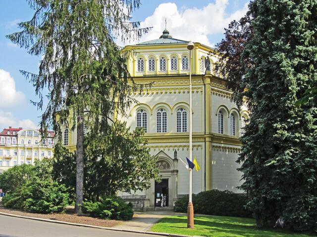 Mariánské Lázně - Marienbad. 
Die römisch-katholische Dekanatskirche                           Mariä Himmelfahrt. (1844-1848).
Neubyzantinischen Baustil.
Achteckiger Grundriss.