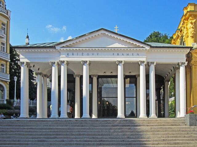 Mariánské Lázné - Marienbad - Tschechische Republik.
49° 57' 52" Nord, 12° 42' 7" Ost
Gegründet 1818.                                                       Kolonnaden und Fontäne.                                                Krížový pramen - Kreuzquelle (1749). 
Pavillon der Kreuzquelle.
Berühmteste und älteste Quelle.