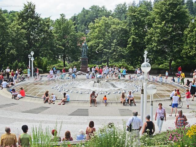 Mariánské Lázné - Marienbad - Tschechische Republik.
49° 57' 52" Nord, 12° 42' 7" Ost
Gegründet 1818.                                                       Kolonnaden und Fontäne.