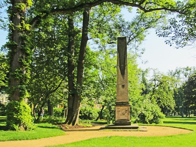 Mariánské Lázně - Marienbad. 
Obelisk für Dr. Karl Josef Heidler.
„Dem hochverdienten Dr. Karl Josef Heidler, Edlen von Heilborn, die dankbaren Polen 1858.“ 
Dr. Karl Josef Heidler war von 1818–1858 in Marienbad als Arzt tätig.