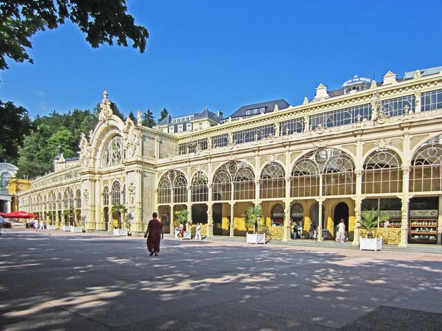 Mariánské Lázné - Marienbad - Tschechische Republik.
49° 57' 52" Nord, 12° 42' 7" Ost
Gegründet 1818.                                                       Kolonnaden und Fontäne.