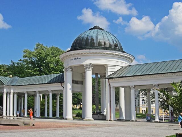 Karolinin pramen - Karolinaquelle(1869).
Kolonnade der Karolinaquelle.
Mariánské Lázné - Marienbad - Tschechische Republik.
49° 57' 52" Nord, 12° 42' 7" Ost
Gegründet 1818.